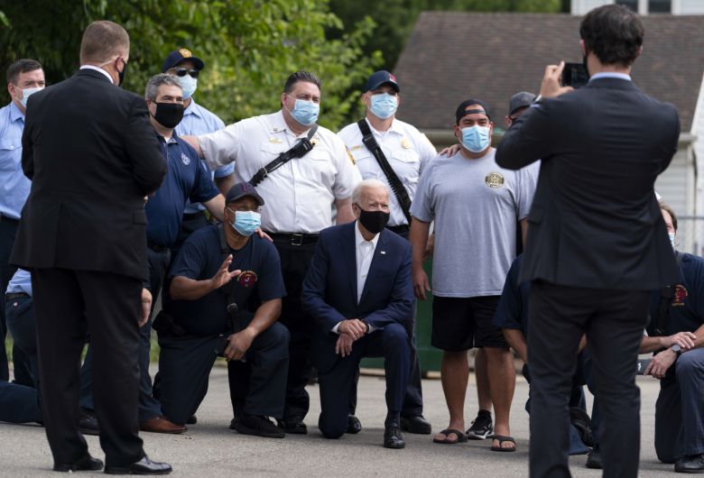 미국 민주당 대선 후보 조 바이든 전 부통령이 31일(현지시간) 대표적인 ‘경합주’ 중 하나인 펜실베이니아주 피츠버그를 방문해 현장 유세를 재개했다. 바이든 후보가 피츠버그 지역 소방관들과 함께 기념 촬영을 하고 있는 모습. [AP]