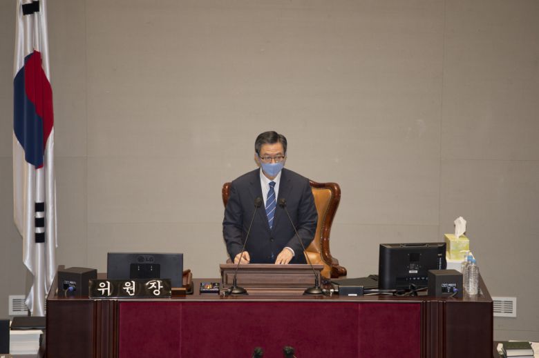 2019회계연도 결산 부별심사를 위한 예산결산특별위원회 전체회의가 31일 오전 서울 여의도 국회에서 열렸다. 정성호 예결위원장이 개의를 선언하고 있다. [연합]