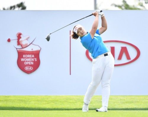 유해란이 한국여자오픈에서 드라이버 샷을 하고 있다. [사진=기아자동차]