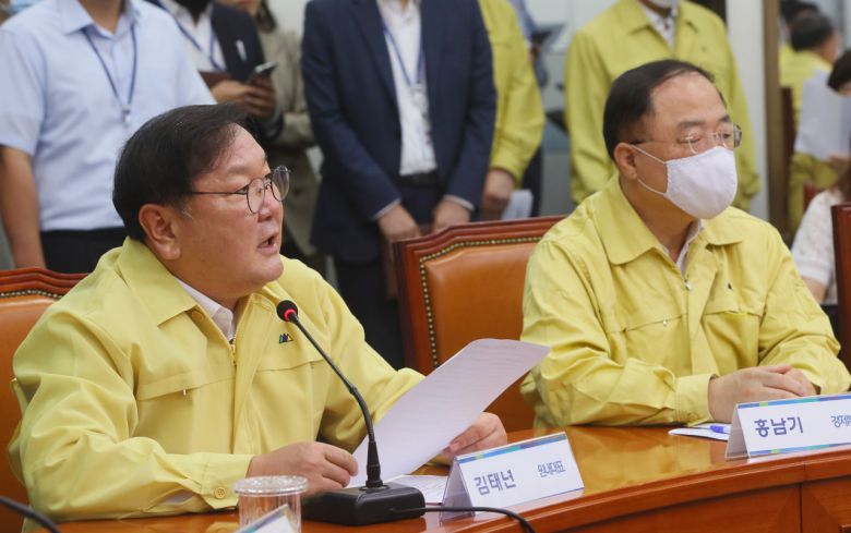 김태년 더불어민주당 원내대표가 12일 국회에서 열린 고위당정협의회에서 발언하고 있다. 오른쪽은 홍남기 경제부총리. [연합]