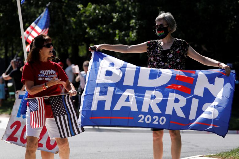 도널드 트럼프 미국 대통령 지지자가 5일(현지시간) 민주당의 조 바이든 대선후보 지지자에게 다가가 소리를 치고 있다. 두 대선주자 지자자들이 뒤섞인 건 트럼프 대통령이 이날 버지니아주 스털링에 있는 본인 소유의 트럼프내셔널골프클럽에서 골프를 친 게 계기가 됐다. [로이터]