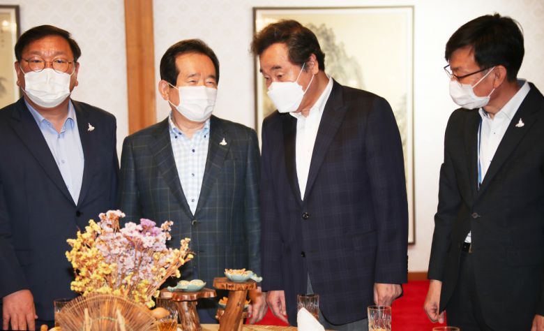 정세균 국무총리가 6일 서울 삼청동 총리공관에서 열린 고위 당정협의회에서 더불어민주당 이낙연 대표와 대화하고 있다. 왼쪽은 더불어민주당 김태년 원내대표, 오른쪽은 김상조 청와대 정책실장. [연합]