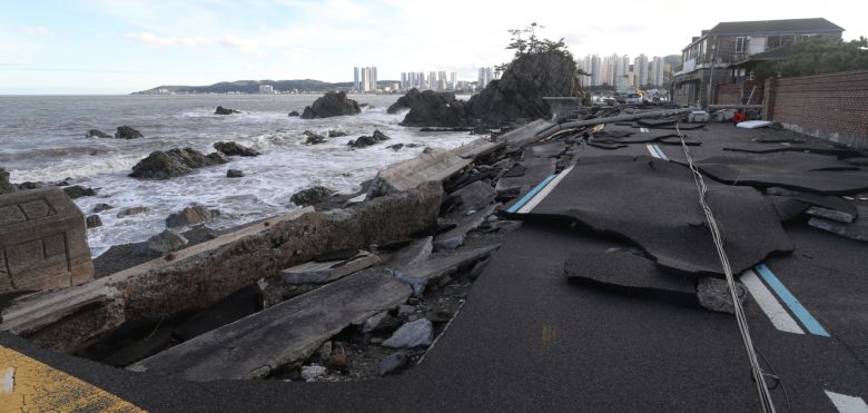 7일 오후 울산시 북구 신명동 한 해안도로가 태풍 '하이선'이 몰고 온 파도에 파손돼 내려앉아 있다. [사진=연합뉴스]