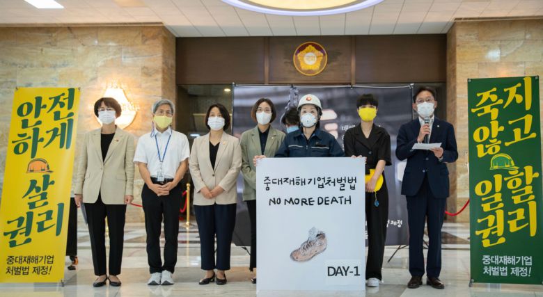 정의당 심상정 대표가 7일 국회 본회의장 앞에서 중대재해기업처벌법 제정 촉구 1인 시위를 하고 있다. [연합]