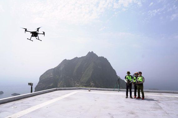 한국국토정보공사(LX) 직원들이 지난해 6월 독도에서 드론을 이용한 고해상도 영상촬영과 3차원 정밀측정을 진행하고 있다. [한국국토정보공사 제공]