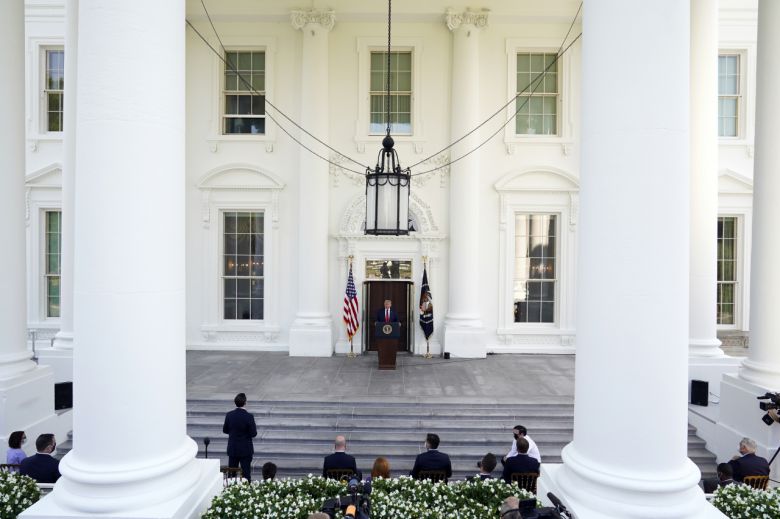 도널드 트럼프 미국 대통령이7일(현지시간) 노동절을 맞아 백악관 노스포르티코에서 기자회견을 하고 있다. 이 곳은 미국 대통령이 국빈만찬을 하러 외국 정상이 백악관에 올 때 맞이하는 장소다. 기자회견 장소로 쓰인 적이 거의 없어 이례적이로 백악관 출입기자들도 받아들였다. [AP]