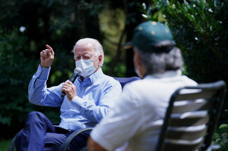 조 바이든 미국 민주당 대선 후보가 7일(현지시간) 펜실베이니아주 랭카스터에서 지역 노조 관계자와 대화를 나누고 있다. [로이터]