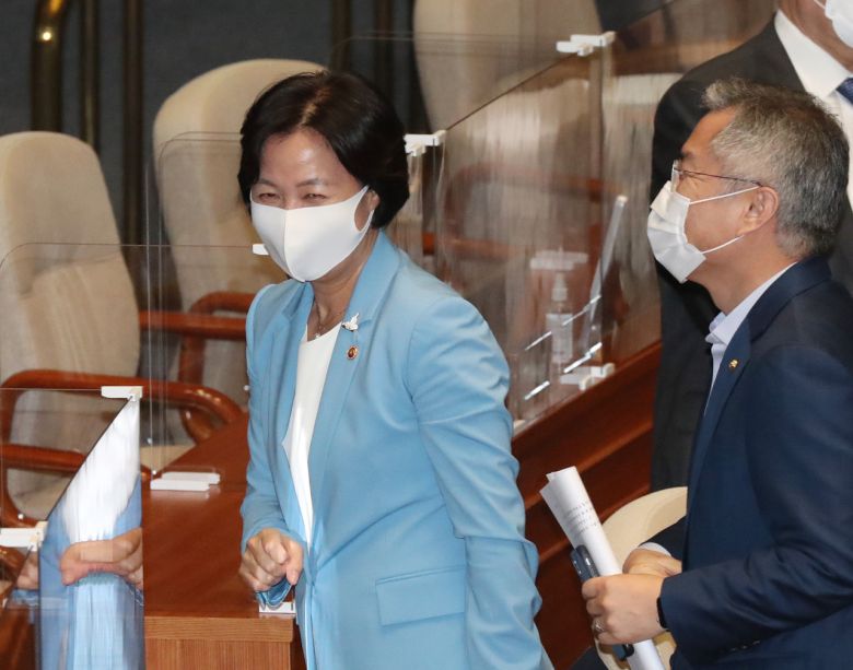 추미애 법무부 장관이 8일 국회 본회의장에서 열린 교섭단체 대표연설에 참석한 뒤 퇴장하며 최강욱 열린민주당 대표와 웃으며 대화하고 있다. [연합]