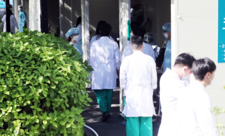 8일 서울 아산병원 선별진료소에서 집단휴진에서 복귀한 전공의 등 의료진들이 업무에 앞서 코로나19 검사를 받고 있다. [연합]