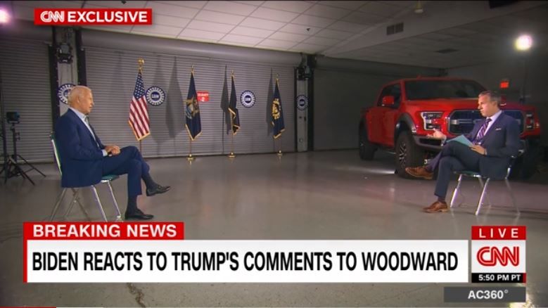 조 바이든 미국 민주당 대선후보가 10일(현지시간) 미시건주 매컴 카운티에서 진행된 CNN 방송과의 인터뷰에서 진행자의 질문을 경청하고 있다. [CNN 캡처]