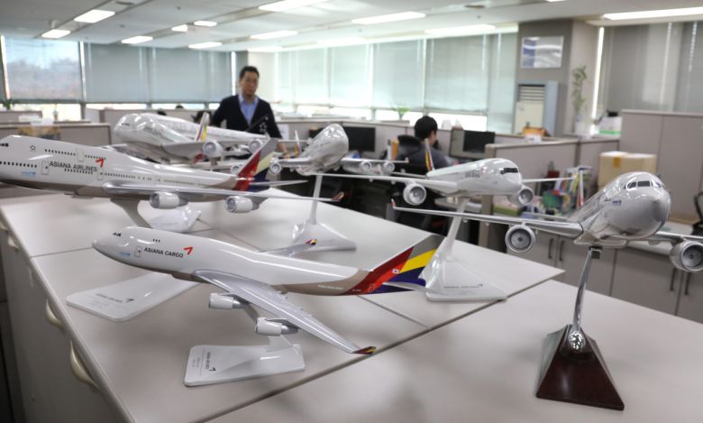 서울 강서구 오쇠동 아시아나항공 본사에서 직원들이 근무하고 있다. [연합]