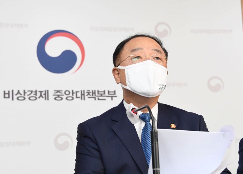 홍남기 경제부총리 겸 기획재정부 장관이 10일 정부서울청사에서 열린 비상경제중앙대책본부 회의 결과 합동브리핑에서 4차 추가경정예산안 등을 브리핑하고 있다. [기획재정부 제공]