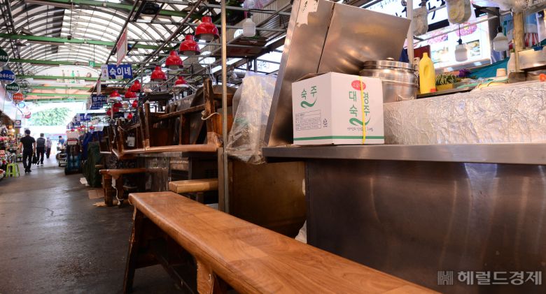 ]코로나19 재확산으로 소상공인의 고통이 가중되고 있는 가운데 지난 9일 오전 서울 광장시장의 많은 가게들이 영업을 하지 않고 있다. 이상섭 기자 / babtong@heraldcorp.com