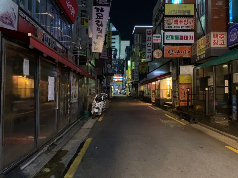 사회적 거리두기 2단계 완화 3시간 전인 지난 13일 오후 9시 서울 종로구 ‘젊음의 거리’ [사진=김빛나 기자]