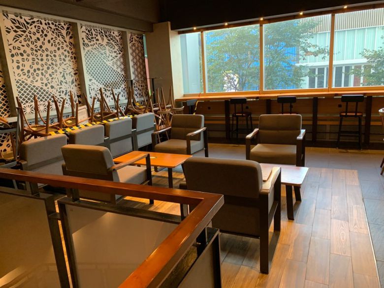 14일 오전 7시 서울 서대문구 한 스타벅스 매장 사진. 수도권 사회적 거리두기가 2단계로 완화되면서 다시 좌석 생겼다. [사진=김빛나 기자]