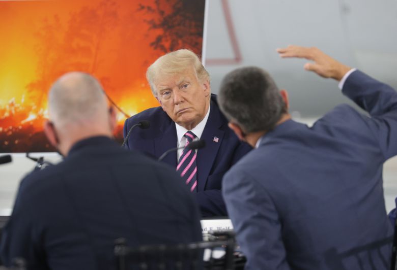 도널드 트럼프 미국 대통령이 14일(현지시간) 캘리포니아주 새크라멘토에 있는 맥클레랜 공원을 찾아 대규모 산불 피해 현황에 대한 보고를 받고 있다. [로이터]