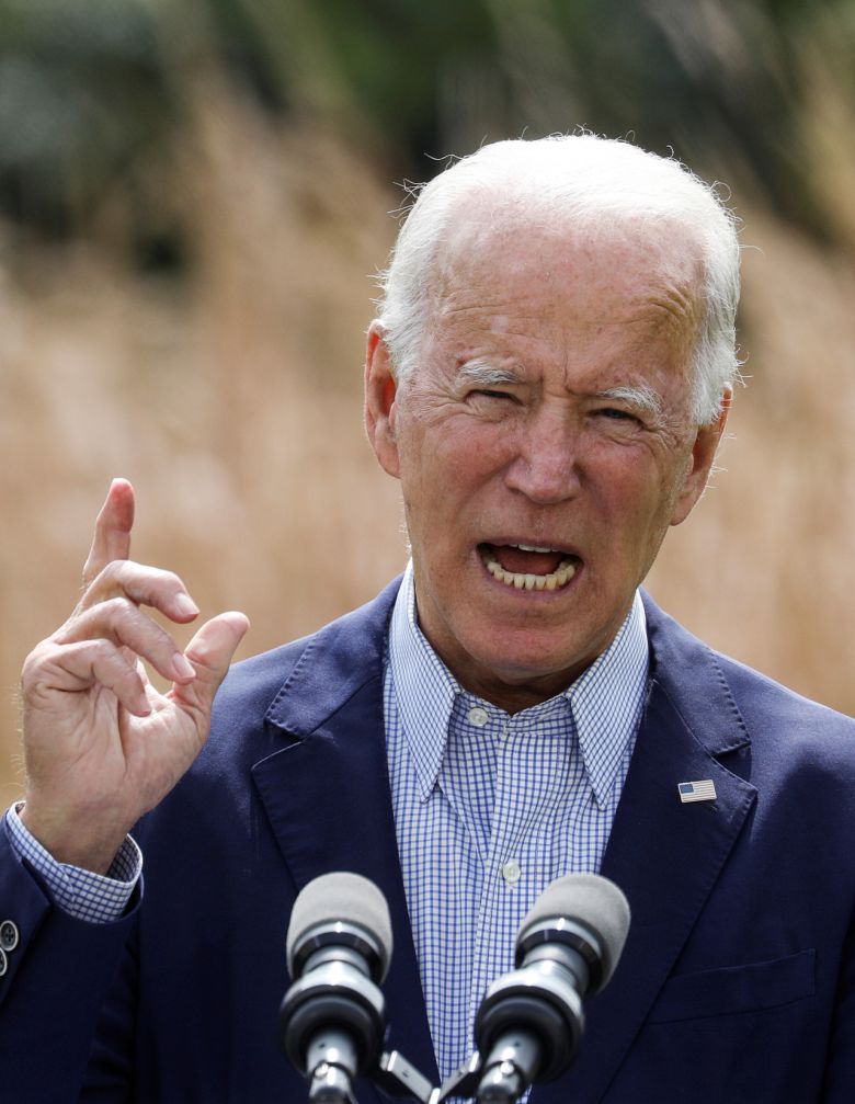 미국 민주당의 조 바이든 대선후보가 14일(현지시간) 델라웨어주에 있는 자연사박물관 앞에서 기후변화 대응의 중요성에 대해 연설을 하고 있다. 그는 도널드 트럼프 대통령이 기후 변화를 부정하는 점을 들어 ‘기후 방화범’이라고 비난했다. [로이터]