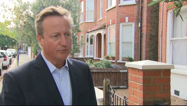 데이비드 캐머런 전 영국 총리가 14일(현지시간) 런던 시내에서 기자들과 만나 국내시장법 업법 추진에 대해 우려의 목소리를 전하고 있다. [BBC]