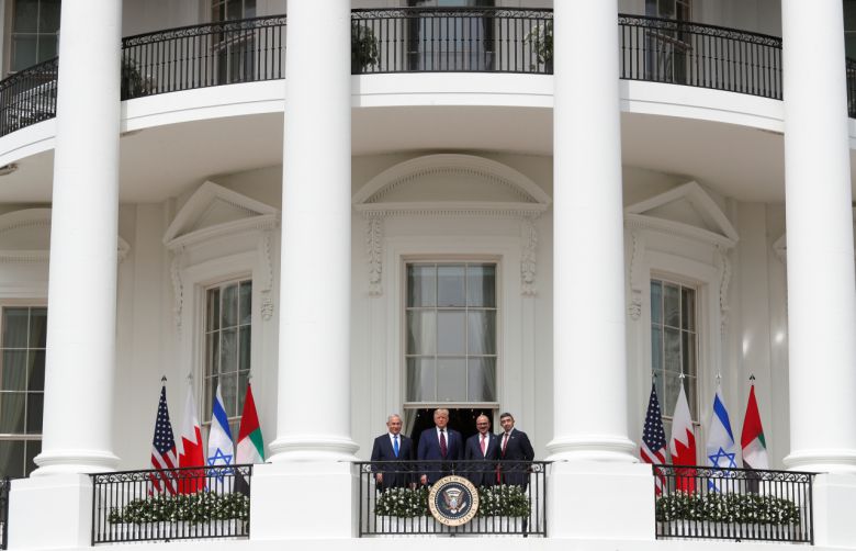 (왼쪽부터) 베냐민 네타냐후 이스라엘 총리와 도널드 트럼프 미국 대통령, 압둘라티프 빈 라시드 알자야니 바레인 외교장관, 압둘라 빈 자예드 알나흐얀 아랍에미리트(UAE) 외교장관이 15일(현지시간) 미국 워싱턴DC 백악관에서 열린 이스라엘·UAE·바레인 3국간 국교 정상화 협정 서명식 뒤 기념사진을 찍고 있다. [로이터]