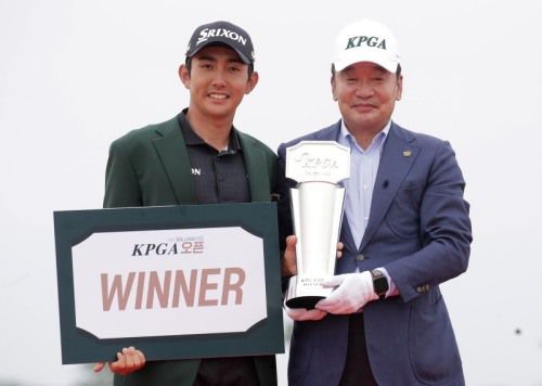 구자철 KPGA회장이 사재를 털어 만든 KPGA오픈 챔피언 이수민과 포즈를 취했다. [사진=KPGA]