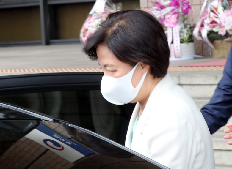 추미애 법무부 장관이 16일 경기도 정부과천청사 법무부를 나서고 있다. [연합]