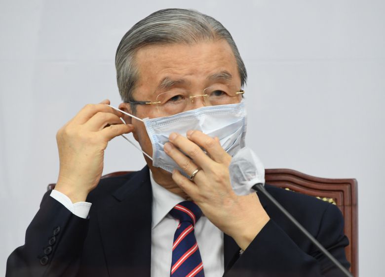 김종인 국민의힘 비상대책위원장이 17일 오전 서울 여의도 국회에서 열린 비상대책위원회의에 참석, 마스크를 벗고 있다. [연합]