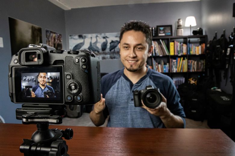 캐논코리아컨슈머이미징은 지난 17일 캐논 디지털 카메라를 웹캠으로 사용할 수 있도록 변환해주는 ‘EOS 유틸리티’ 윈도우 버전을 공개했다. 사진은 캐논 카메라를 PC와 연결해 웹캠으로 사용하고 있는 모습. [캐논 코리아 제공]