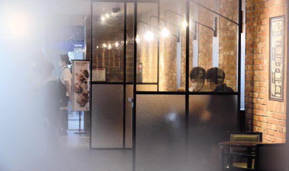 서울시내 한 커피전문점. 이상섭 기자