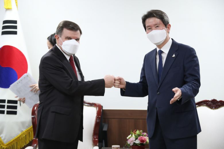 이인영 통일부장관은 21일 정부서울청사에서 안드레이 쿨릭 주한 러시아대사를 만나 남북 작은 접근을 위한 러시아 측의 협조를 당부했다. [연합]