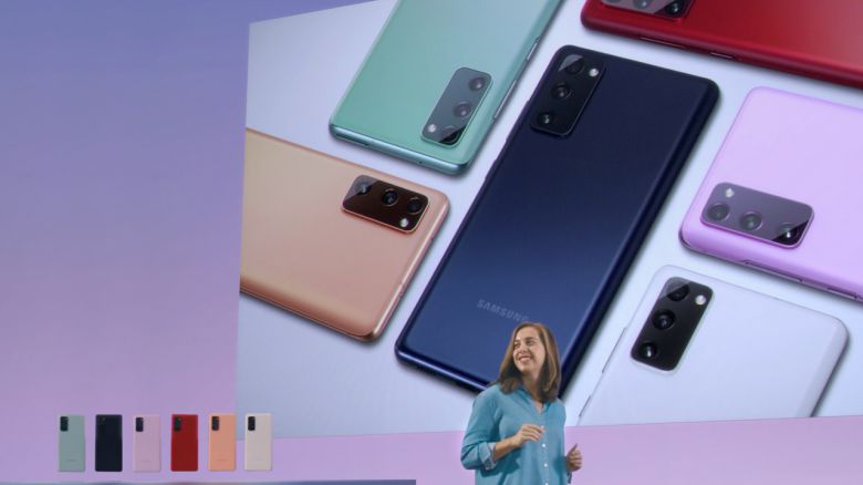 삼성전자는 23일 ‘갤럭시S20 FE’를 공개했다. 지난 2월 출시된 삼성전자의 전략 스마트폰 갤럭시S20의 주요 특징을 이어받으면서도, 출고가는 20만~30만원 가량 낮췄다. 89만9800원이 유력하다. FE는 팬 에디션(Fan Edition)의 줄임말이다.