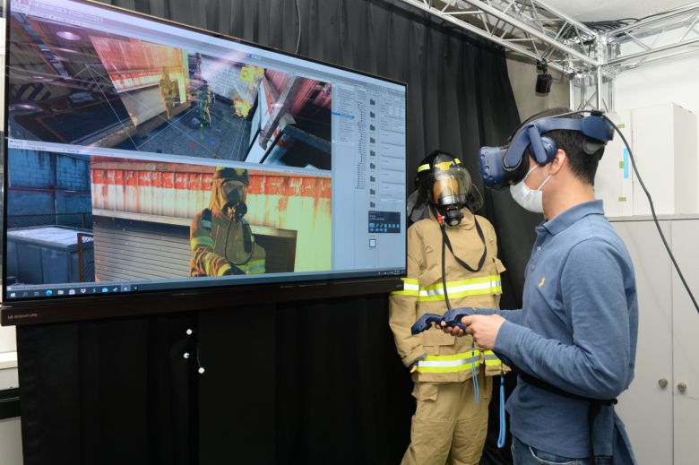 HMD 착용자를 가상 화재현장에서 소방관으로 구현해주는 기술 시연 모습.[ETRI 제공]