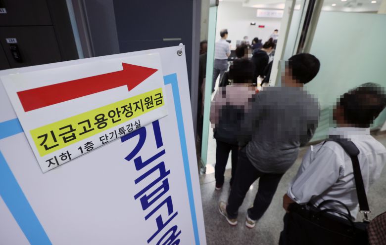 23일 서울 중구 고용복지플러스센터에 마련된 긴급고용안정지원금 상담 창구 입구에서 민원인들이 상담을 받기 위해 차례를 기다리고 있다. [연합]