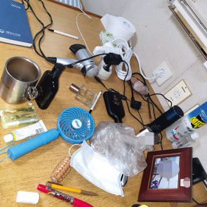 북한의 총격으로 사망한 공무원 A(47)씨가 타고 있던 어업지도선 무궁호10호와 생전 사용하던 공무원증, 생활하던 선실의 모습(위부터). [연합]