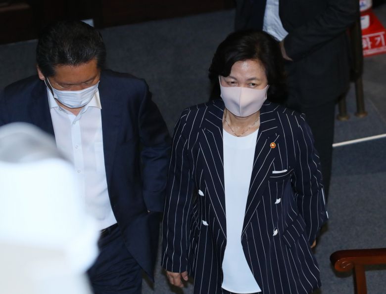 추미애 법무부 장관(오른쪽)이 지난 7월 30일 국회 본회의장을 나서며 정청래 더불어민주당 의원과 대화하고 있다. [연합]