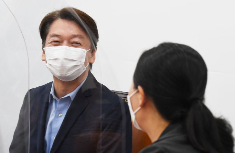 안철수 국민의당 대표가 28일 서울 여의도 국회에서 열린 최고위원회의에서 권은희 원내대표와 대화하고 있다. [연합]