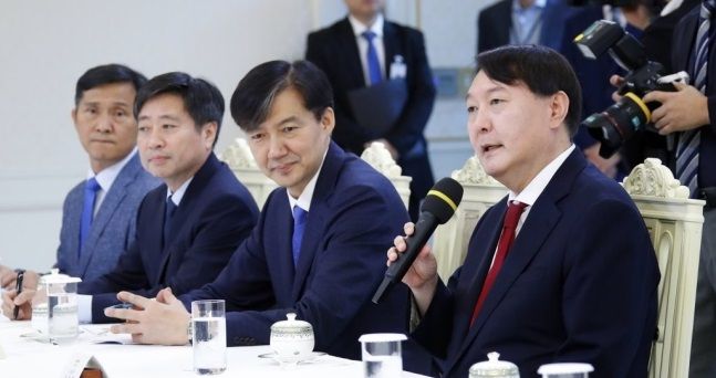 윤석열 검찰총장이 2019년 7월 25일 청와대에서 열린 임명장 수여식 후 열린 환담에서 인사말하고 있다. [연합]