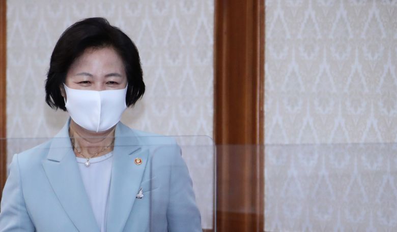 추미애 법무부 장관이 29일 정부서울청사에서 열린 서울-세종 영상국무회의에 참석하고 있다. [연합]