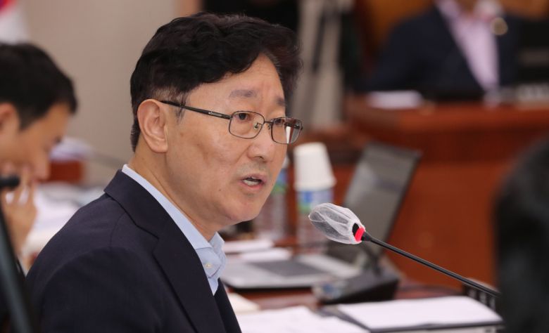 박범계 더불어민주당 의원이 29일 서울 여의도 국회에서 열린 법사위 전체회의에서 '문재인 정부의 월성 1호기 조기 폐쇄 계획을 비판했다는 언론 보도'와 관련해 최재형 감사원장에게 질의하고 있다. [연합]