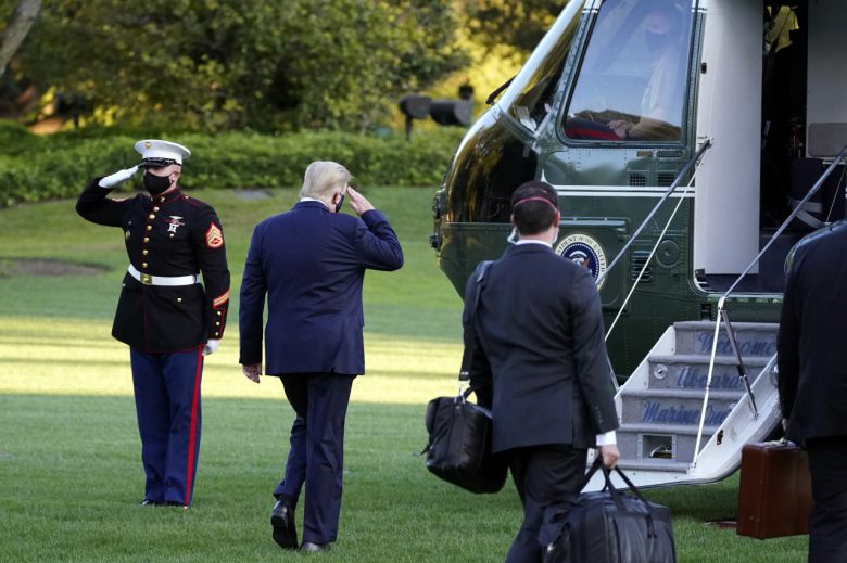 신종 코로나바이러스 감염증(코로나19) 확진 판정을 받은 도널드 트럼프 미국 대통령이 2일(현지시간) 백악관을 떠나 워싱턴DC 인근 메릴랜드주의 월터 리드 군 병원으로 이동하기 위해 헬기로 향하는 모습. [AP]