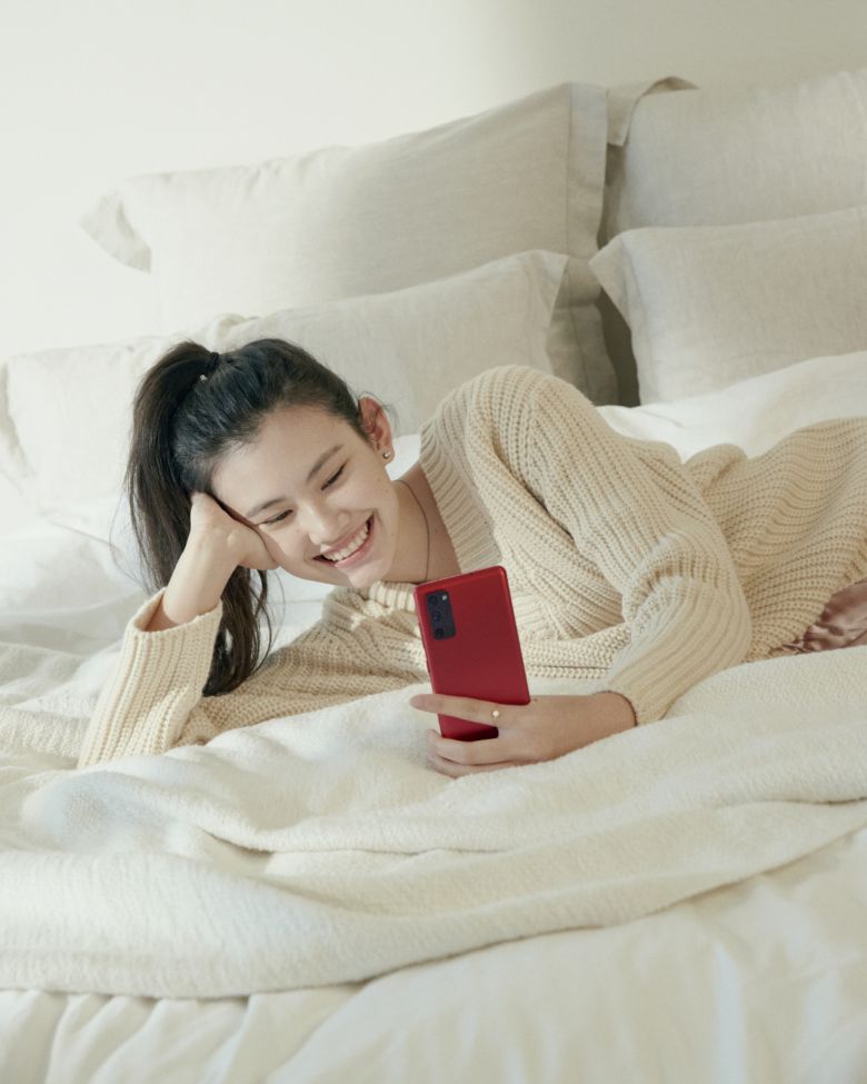 갤럭시S20FE를 사용하는 모델 모습 [삼성전자 제공]