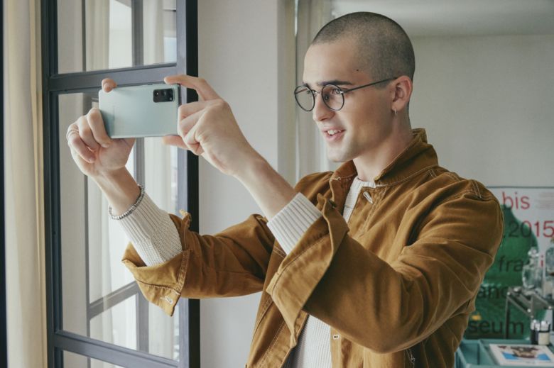 갤럭시S20FE를 사용하는 모델 모습 [삼성전자 제공]