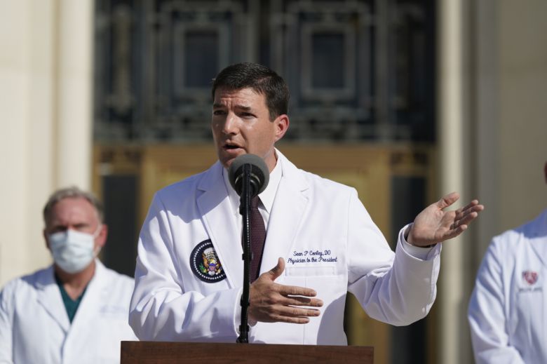 도널드 트럼프 미국 대통령 주치의 숀 콘리 등 의료팀이 5일(현지시간) 메릴랜드주 월터 리드 군 병원에서 열린 기자회견에서 트럼프 대통령의 상태에 대해 설명하고 있다. [EPA]