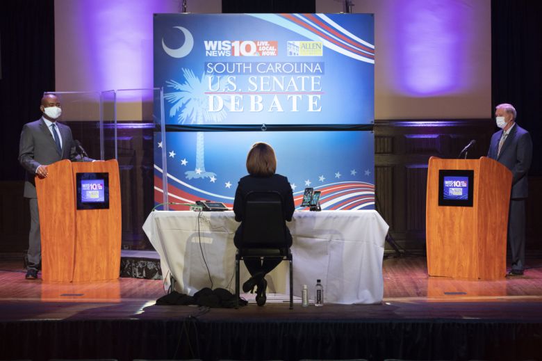 제이미 해리슨(왼쪽) 미국 민주당의 노스캐롤라이나주 상원의원 후보자와 린지 그레이엄 현직 상원 법사위원장이 지난 3일 1차 토론회에서 맞붙고 있다. 해리슨 후보의 왼쪽에 있는 투명 가림막이 눈에 들어 온다. [AP]