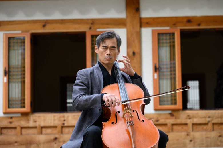 서울 마포 광흥당에서 첼리스트 양성원이 바흐 무반주 첼로곡 모음곡 1·3번을 연주하고 있다. 마포문화재단의 ‘마포M클래식축제-마포6경’ 일환으로 진행된 촬영에서 양성원은 " 공간의 변화로 이전과는 다른 음악과 색채를 찾아보는 기회가 됐다”고 말했다. [마포문화재단 제공]