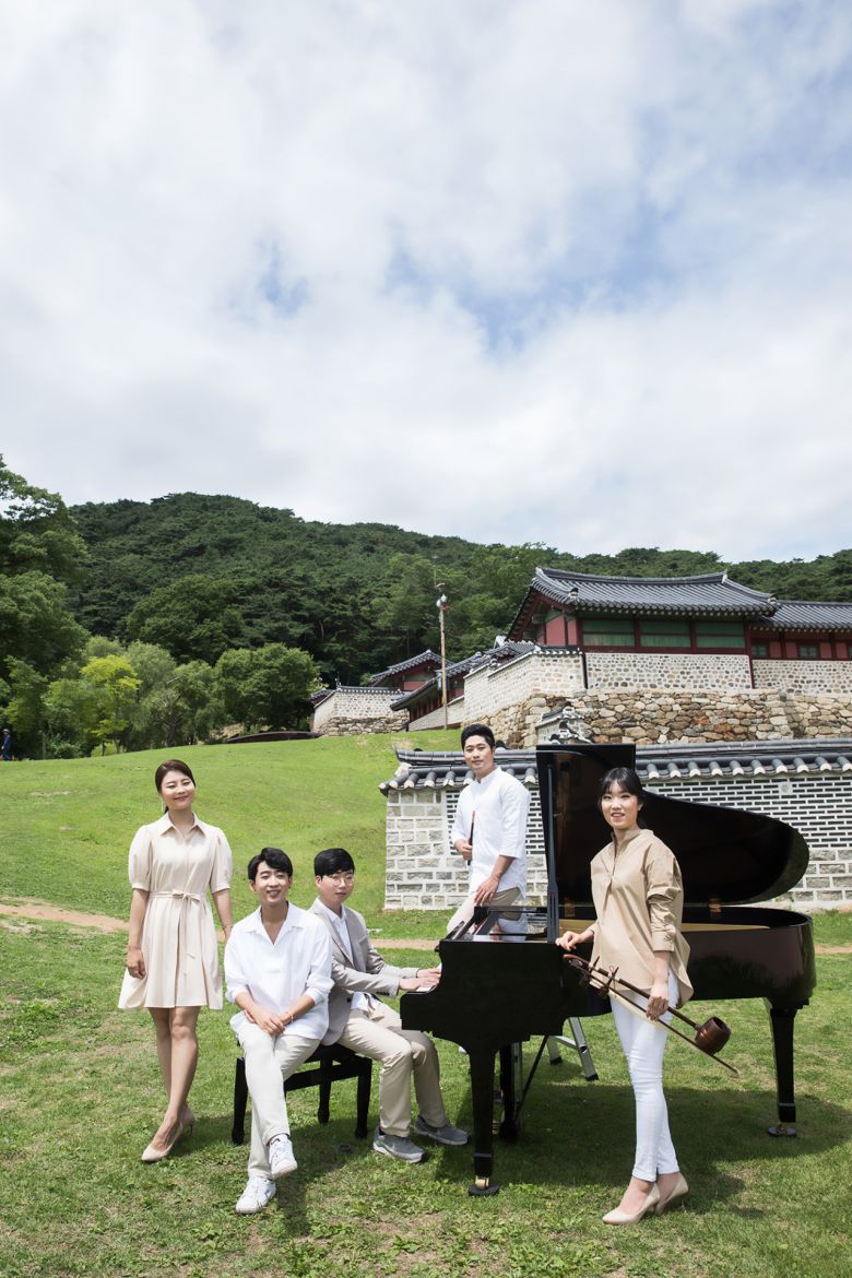 국립국악원의 ‘국악인’ 프로젝트에 참여해 남한산성 행궁에서 뮤직비디오와 프로필 촬영을 진행한 연노리는 이번 지원이 “팀의 음악적 색깔과 방향성을 정립할 수 있는 탐구와 공부의 기회였다”고 말했다. [국립국악원 제공]
