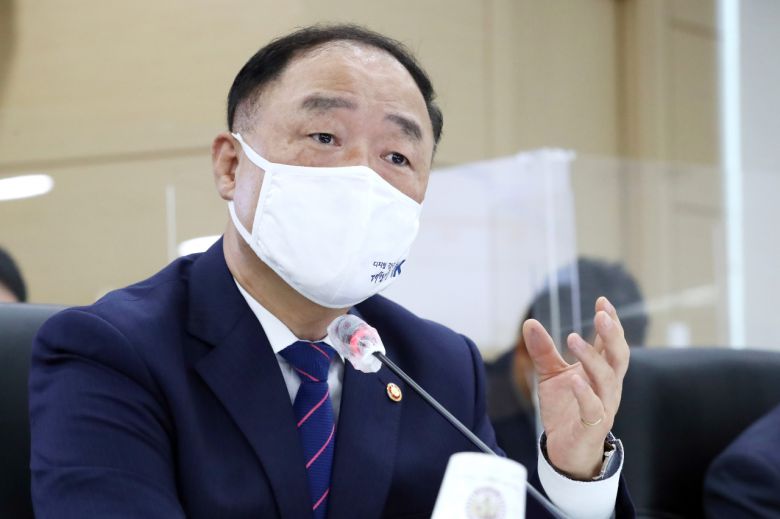 홍남기 경제부총리 겸 기획재정부 장관이 7일 오전 세종시 정부세종청사에서 열린 국회 기획재정위원회의 기획재정부에 대한 국정감사에서 재정준칙 적절성에 대한 질의에 답변하고 있다. 연합뉴스