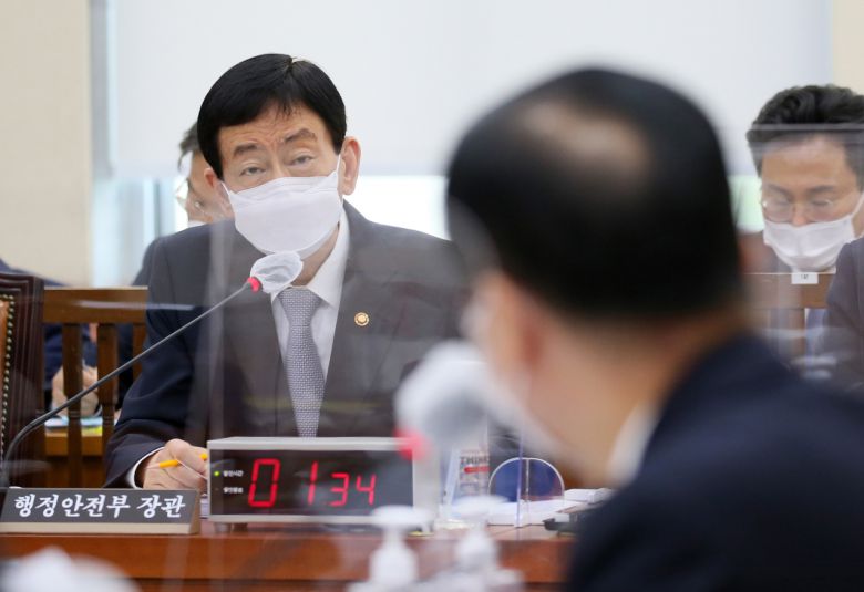 진영 행정안전부 장관이 7일 국회에서 열린 행정안전위원회 국정감사에서 답변하고 있다. [연합]