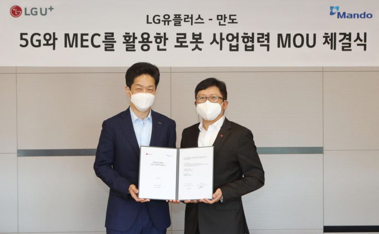 조원석 LG유플러스 기업신사업그룹장(오른쪽)과 오창훈 만도 WG캠퍼스 본부장 8일 업무협약을 맺고 기념 촬영하는 모습.[LG유플러스 제공]