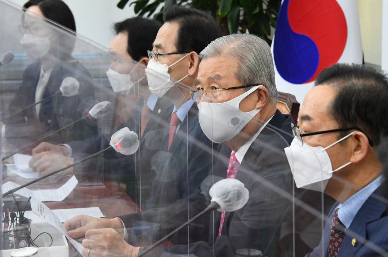 김종인(오른쪽 두번째) 국민의힘 비상대책위원장이 8일 국회에서 열린 비상대책위원회의에서 발언하고 있다. [이상섭 기자/babtong@heraldcorp.com]