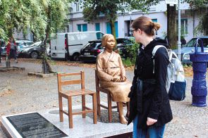 지난 달 25일(현지시간) 독일 수도 베를린에 설치된 ‘평화의 소녀상’을 지나가던 시민이 바라보고 있다. [연합]